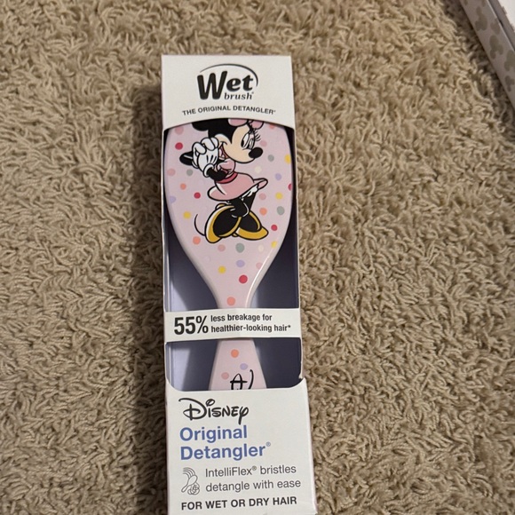 Disney Accessories - Disney Wet Brush with Minnie Mouse and Pink Polka Dots~~I have a Daisy too